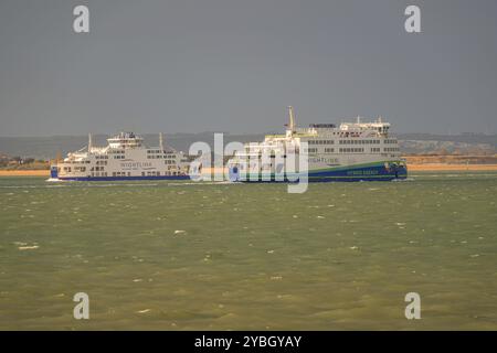 Ryde, Île de Wight, Angleterre, Royaume-Uni, 20 avril, 2023 : deux ferries sur la route entre Portsmouth et Ryde Banque D'Images