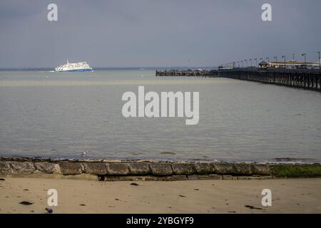 Ryde, Île de Wight, Angleterre, Royaume-Uni, 21 avril, 2023 : un ferry sur le chemin de Portsmouth, avec l'embarcadère sur la droite Banque D'Images