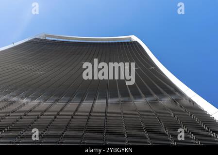 Londres, Royaume-Uni, le 14 mai 2019 : vue en angle bas du gratte-ciel 20 Fenchurch à Londres agaisnt ciel bleu. Également connu sous le nom de bâtiment Walkie Talkie Banque D'Images