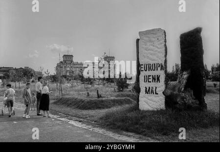 Allemagne, Berlin, 26 juillet 1991, Parlement des arbres sur le Spreebogen en face du Reichstag, par l'artiste d'action Ben Wagin, vestiges du mur, Reichsta Banque D'Images