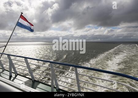 Mer des Wadden néerlandaise avec un drapeau et service comme vu du ferry Banque D'Images