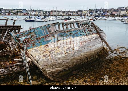 Vieilles épaves abandonnées dans l'ancien cimetière de bateaux, Cimetiere de bateaux, chez le sillon un jour nuageux de l'été Banque D'Images