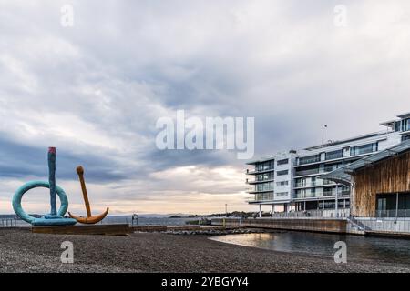 Oslo, Norvège, 11 août 2019 : vue panoramique sur le coucher du soleil dans le quartier de Tjuvholmen un nouveau renouveau urbain moderne avec des logements de luxe dans le centre d'Oslo, en Europe Banque D'Images