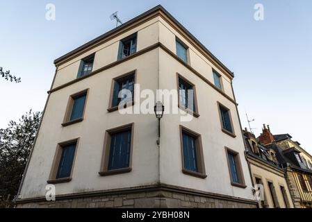 Rues de la vieille ville de Quimper, la capitale de la côte de Bretagne ministère dans le nord-ouest de la France Banque D'Images