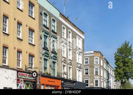 Londres, Royaume-Uni, 15 mai 2019 : magasins typiques colorés à Portobello Road, Notting Hill Banque D'Images