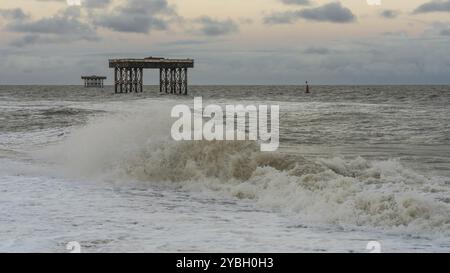 La plage et les plates-formes offshore à Sizewell, Suffolk, Angleterre, Royaume-Uni Banque D'Images