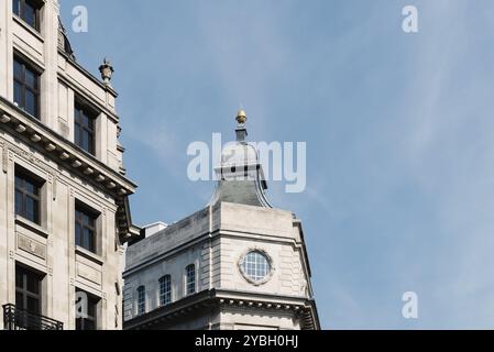 Londres, Royaume-Uni, 15 mai 2019 : vue en angle bas de vieux bâtiments dans Regent Street à Londres contre le ciel bleu Banque D'Images