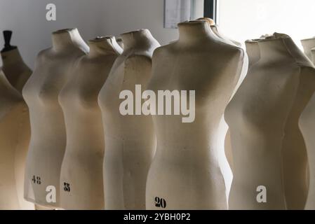 De nombreux mannequins féminins à la mode l'école. Retro style Banque D'Images