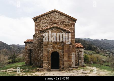 Vue extérieure de l'église St Christine de Lena au printemps. Santa Cristina de Lena est une église catholique pré-romane située dans les Asturies, Espagne, Europe Banque D'Images