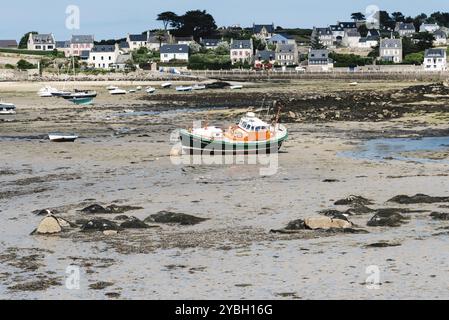 Île de Batz, France, 31 juillet 2018 : bateaux échoués à marée basse dans le port de l'île de Batz une journée ensoleillée d'été, l'Europe Banque D'Images