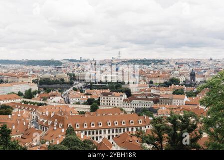 La ville de Prague de Mala Strana Vieux palais royal avec des toits sur le premier plan Banque D'Images