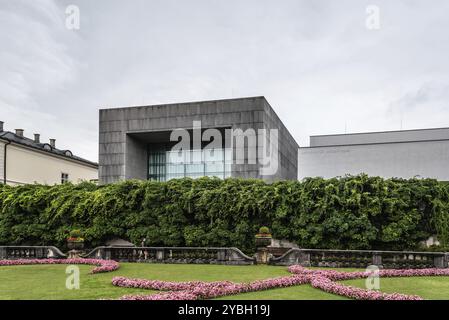 Salzbourg, Autriche, 6 août 2017 : Université de Mozart dans les jardins Mirabell à Salzbourg un jour pluvieux de l'été. La vieille ville de Salzbourg est internationale Banque D'Images