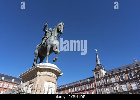 L'emblématique statue équestre de Philippe III sur la Plaza Mayor de Madrid, réalisée par Giambologna et Pietro Tacca en 1616, est un trésor culturel Banque D'Images