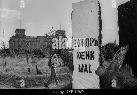 Allemagne, Berlin, 26 juillet 1991, Parlement des arbres sur le Spreebogen en face du Reichstag, par l'artiste d'action Ben Wagin, vestiges du mur, Reichsta Banque D'Images