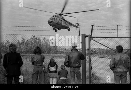 Allemagne, Osterne, 12.11.1991, journée portes ouvertes dans un ancien site de missiles NVA (maintenant Bundeswehr), hélicoptère au-dessus de barbelés, Europe Banque D'Images