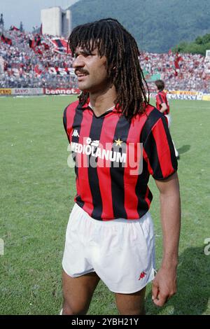 Match de football, l'international néerlandais Ruud GULLIT AC Milan sur le terrain juste en face du match, les fans de l'AC Milan en arrière-plan, le football Sinigaglia Banque D'Images