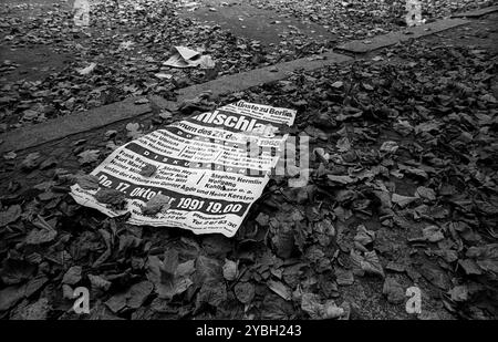 Allemagne, Berlin, 19 octobre 1991, affiche dans le feuillage:, Europe Banque D'Images