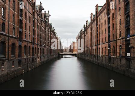 Hambourg, Allemagne, 3 août 2019 : vue longue exposition du quartier des entrepôts ou Speicherstadt. Canal de Wandrahmsfleet. Site du patrimoine mondial de l'UNESCO, EUR Banque D'Images