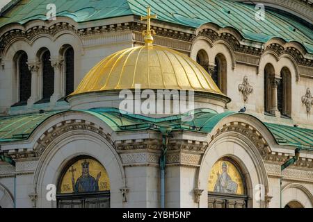 Sofia, Bulgarie - 17 octobre 2024 : la cathédrale Saint-Alexandre Nevski est le bâtiment le plus célèbre de Sofia, Bulgarie. Banque D'Images