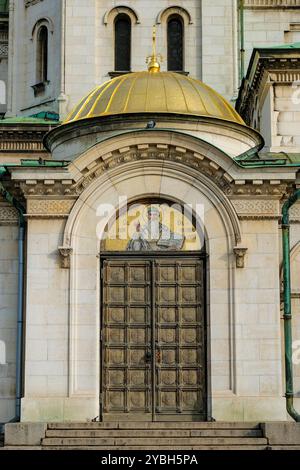 Sofia, Bulgarie - 17 octobre 2024 : la cathédrale Saint-Alexandre Nevski est le bâtiment le plus célèbre de Sofia, Bulgarie. Banque D'Images