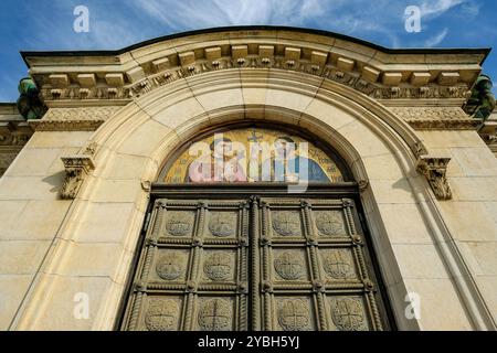 Sofia, Bulgarie - 17 octobre 2024 : la cathédrale Saint-Alexandre Nevski est le bâtiment le plus célèbre de Sofia, Bulgarie. Banque D'Images