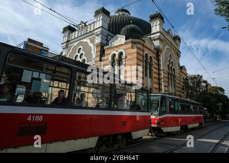 Sofia, Bulgarie - 17 octobre 2024 : un tramway passe devant la synagogue de Sofia en Bulgarie. Banque D'Images