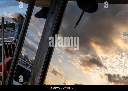 Croisière en bateau sur le détroit du Bosphore à Istanbul, capitale économique de la Turquie, le 12 octobre 2022. Croisière en bateau sur le detroit du Bosphore a Banque D'Images