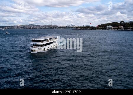 Croisière en bateau sur le détroit du Bosphore à Istanbul, capitale économique de la Turquie, le 12 octobre 2022. Croisière en bateau sur le detroit du Bosphore a Banque D'Images