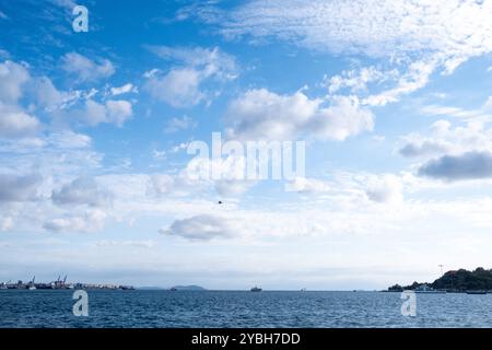 Croisière en bateau sur le détroit du Bosphore à Istanbul, capitale économique de la Turquie, le 12 octobre 2022. Croisière en bateau sur le detroit du Bosphore a Banque D'Images