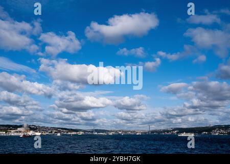 Vue depuis une croisière en bateau sur le détroit du Bosphore du pont du Bosphore, officiellement connu sous le nom de pont des Martyrs du 15 juillet et familièrement comme le premier Banque D'Images