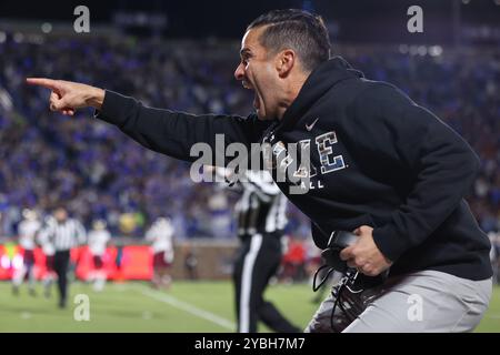 18 octobre 2024 : l'entraîneur-chef des Duke Blue Devils, Manny Diaz, célèbre une interception de retour pour un touchdown lors du match de football NCAA entre les Banque D'Images