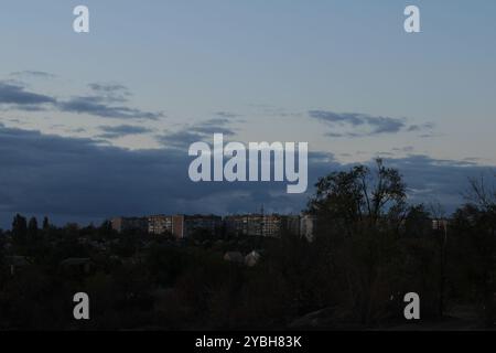 Les nuages qui roulent au-dessus de la ville créent une atmosphère de tension et un sentiment de changement imminent. Banque D'Images