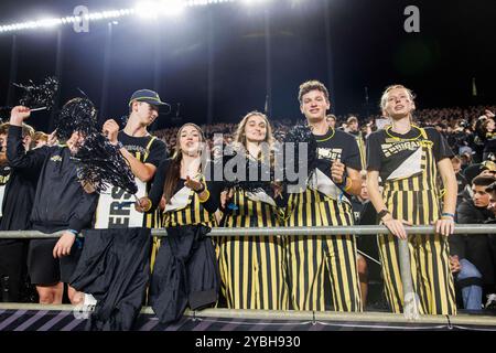 West Lafayette, Indiana, États-Unis. 18 octobre 2024. Étudiant de Purdue lors d'un match de football NCAA entre les Ducks de l'Oregon et les Boilermakers de Purdue au stade Ross-Ade à West Lafayette, Indiana. John Mersits/CSM/Alamy Live News Banque D'Images