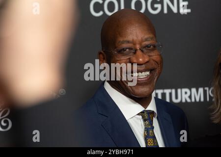 Cologne, Allemagne. 18 octobre 2024. Edwin Moses, un ancien joueur de haies américain, assiste à la projection de ''13 Steps - Die Unglaubliche Karriere von Edwin Moses'' au film Palast de Cologne, Allemagne, le 18 octobre 2024, lors de la conférence photo du Festival international du film de Cologne 2024. (Photo de Ying Tang/NurPhoto) crédit : NurPhoto SRL/Alamy Live News Banque D'Images