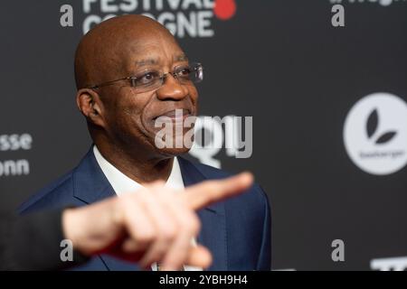 Cologne, Allemagne. 18 octobre 2024. Edwin Moses, un ancien joueur de haies américain, assiste à la projection de ''13 Steps - Die Unglaubliche Karriere von Edwin Moses'' au film Palast de Cologne, Allemagne, le 18 octobre 2024, lors de la conférence photo du Festival international du film de Cologne 2024. (Photo de Ying Tang/NurPhoto) crédit : NurPhoto SRL/Alamy Live News Banque D'Images