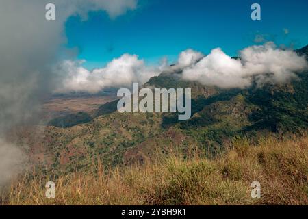 Vue panoramique des paysages de montagne brumeux dans les montagnes Usambara à Lushoto dans la région de Tanga, Tanzanie Banque D'Images