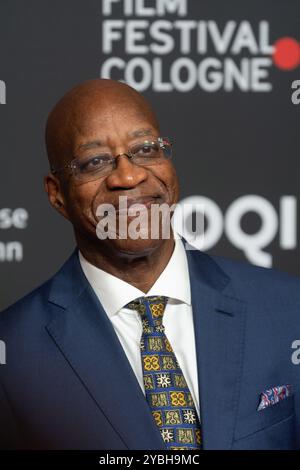 Cologne, Allemagne. 18 octobre 2024. Edwin Moses, un ancien joueur de haies américain, assiste à la projection de ''13 Steps - Die Unglaubliche Karriere von Edwin Moses'' au film Palast de Cologne, Allemagne, le 18 octobre 2024, lors de la conférence photo du Festival international du film de Cologne 2024. (Photo de Ying Tang/NurPhoto) crédit : NurPhoto SRL/Alamy Live News Banque D'Images