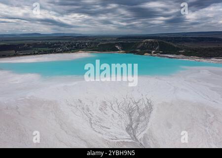 Vue aérienne d'un bassin de résidus pour les déchets d'une usine chimique près de Devnya, Varna, Bulgarie Banque D'Images