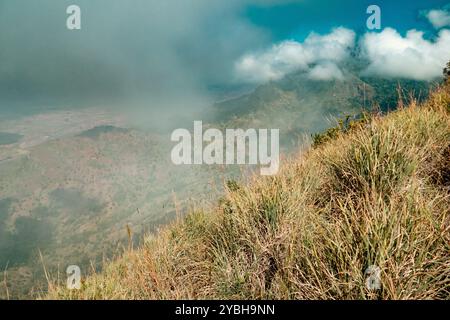 Vue panoramique des paysages de montagne brumeux dans les montagnes Usambara à Lushoto dans la région de Tanga, Tanzanie Banque D'Images