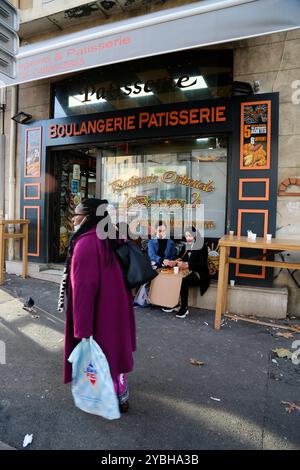 Marseille, France. 22 décembre 2020. Les membres de la même famille mangent des pizzas devant une boulangerie et une pâtisserie dans la ville française de Marseille. La France a levé le confinement le 15 décembre, mais les bars, restaurants et cafés doivent rester ouverts uniquement aux emprises jusqu’au 20 janvier au moins Banque D'Images