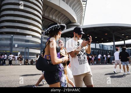 Milan, Italie. 13 juillet 2024. Le public assiste au concert The Eras Tour de Taylor Swift devant le Stadio San Siro à Milan, en Italie, le 13 juillet 2024. (Photo par Alessandro Bremec/NurPhoto)0 crédit : NurPhoto SRL/Alamy Live News Banque D'Images