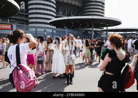 Milan, Italie. 13 juillet 2024. Le public assiste au concert The Eras Tour de Taylor Swift devant le Stadio San Siro à Milan, en Italie, le 13 juillet 2024. (Photo par Alessandro Bremec/NurPhoto)0 crédit : NurPhoto SRL/Alamy Live News Banque D'Images