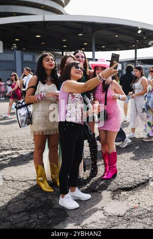 Milan, Italie. 13 juillet 2024. Le public assiste au concert The Eras Tour de Taylor Swift devant le Stadio San Siro à Milan, en Italie, le 13 juillet 2024. (Photo par Alessandro Bremec/NurPhoto)0 crédit : NurPhoto SRL/Alamy Live News Banque D'Images