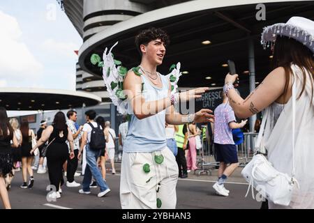 Milan, Italie. 13 juillet 2024. Le public assiste au concert The Eras Tour de Taylor Swift devant le Stadio San Siro à Milan, en Italie, le 13 juillet 2024. (Photo par Alessandro Bremec/NurPhoto)0 crédit : NurPhoto SRL/Alamy Live News Banque D'Images