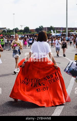 Milan, Italie. 13 juillet 2024. Le public assiste au concert The Eras Tour de Taylor Swift devant le Stadio San Siro à Milan, en Italie, le 13 juillet 2024. (Photo par Alessandro Bremec/NurPhoto)0 crédit : NurPhoto SRL/Alamy Live News Banque D'Images