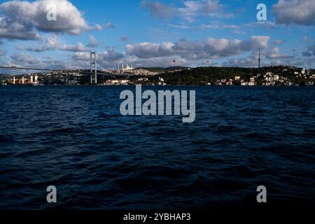 Vue depuis une croisière en bateau sur le détroit du Bosphore du pont du Bosphore, officiellement connu sous le nom de pont des Martyrs du 15 juillet et familièrement comme le premier Banque D'Images