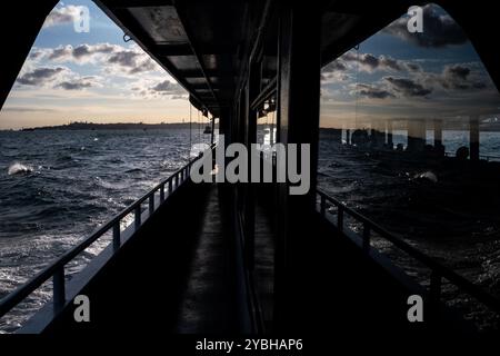 Croisière en bateau sur le détroit du Bosphore à Istanbul, capitale économique de la Turquie, le 12 octobre 2022. Croisière en bateau sur le detroit du Bosphore a Banque D'Images