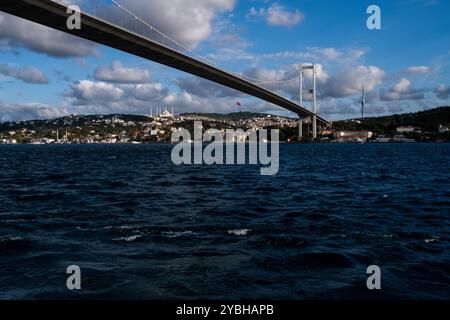 Vue depuis une croisière en bateau sur le détroit du Bosphore du pont du Bosphore, officiellement connu sous le nom de pont des Martyrs du 15 juillet et familièrement comme le premier Banque D'Images