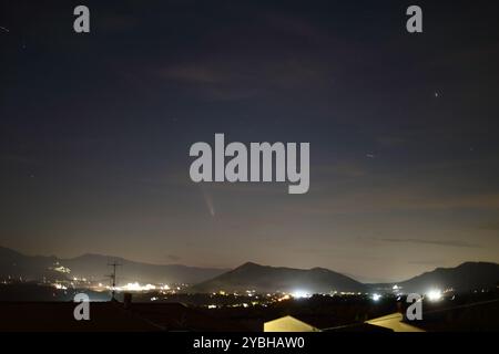 Comète C/2023 A3 Tsuchinshan-Atlas photographiée par l'Italie Banque D'Images