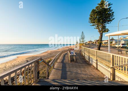 Christies Beach bord de mer avec promenade avant le coucher du soleil, zone métropolitaine du sud d'Adélaïde, Australie méridionale Banque D'Images